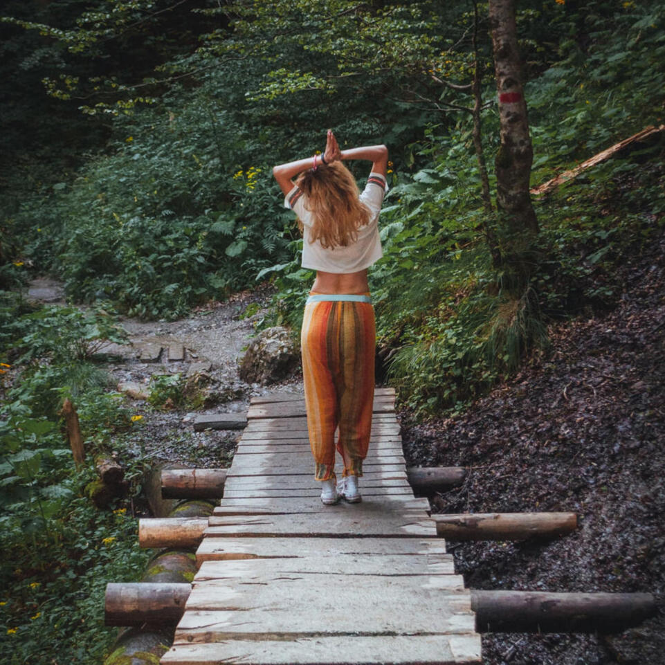 Yoga al aire libre Pirineo, clases de yoga en la naturaleza Pirineo, pilates al aire libre Pirineo, yoga en entornos naturales Pirineo, relajación en la naturaleza Pirineo, bienestar al aire libre Pirineo, mindfulness en el Pirineo, retiros de yoga Pirineo