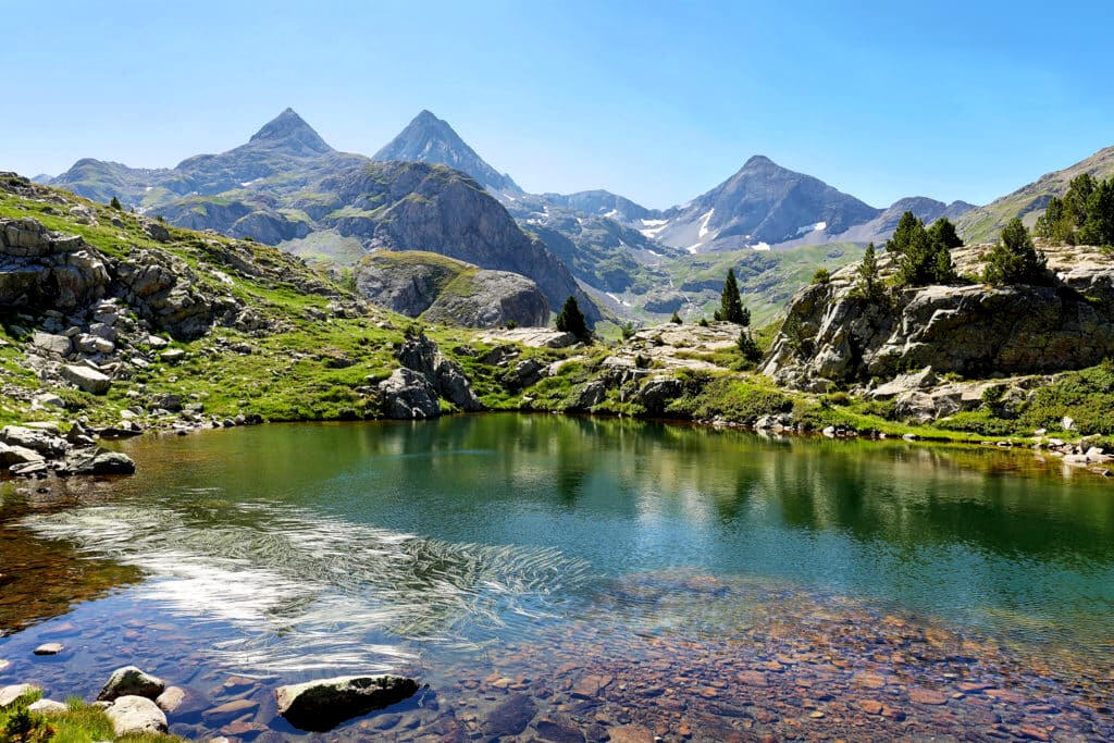 Valle de Tena, turismo en Valle de Tena, senderismo en Valle de Tena, actividades al aire libre Tena, rutas de montaña Tena, naturaleza en Valle de Tena, pueblos de montaña Tena, vacaciones en Valle de Tena, pirineos aragoneses, excursiones Valle de Tena,