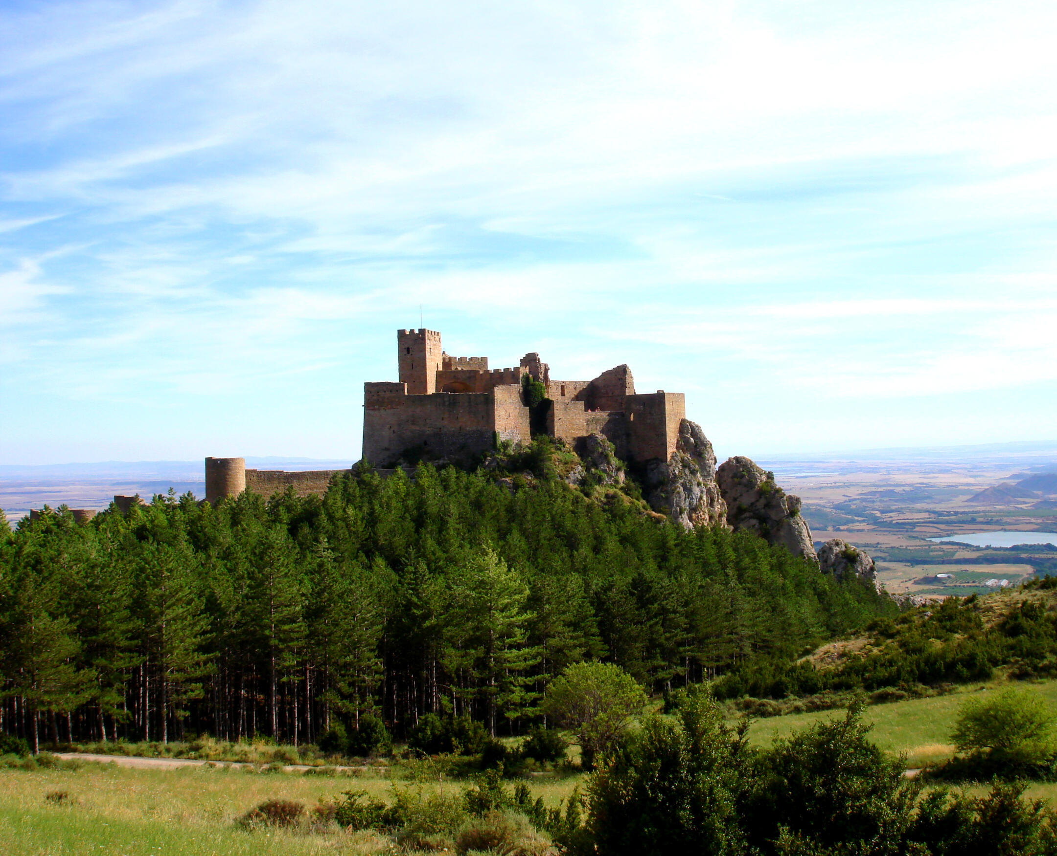 Castillo de Loarre, turismo en Loarre, Sierra de Loarre, visita al Castillo de Loarre, rutas de senderismo Loarre, naturaleza en Loarre, excursiones en Loarre, patrimonio histórico Loarre, alojamiento en Loarre, qué hacer en Loarre, turismo rural Loarre, p