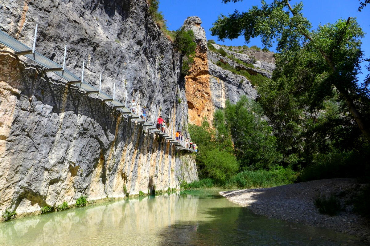 Sierra de Guara, cañones, turismo en Sierra de Guara, actividades al aire libre Guara, rutas de senderismo Guara, naturaleza en Guara, barranquismo en Sierra de Guara, excursiones Sierra de Guara, parques naturales Guara, alojamiento en Sierra de Guara, qu