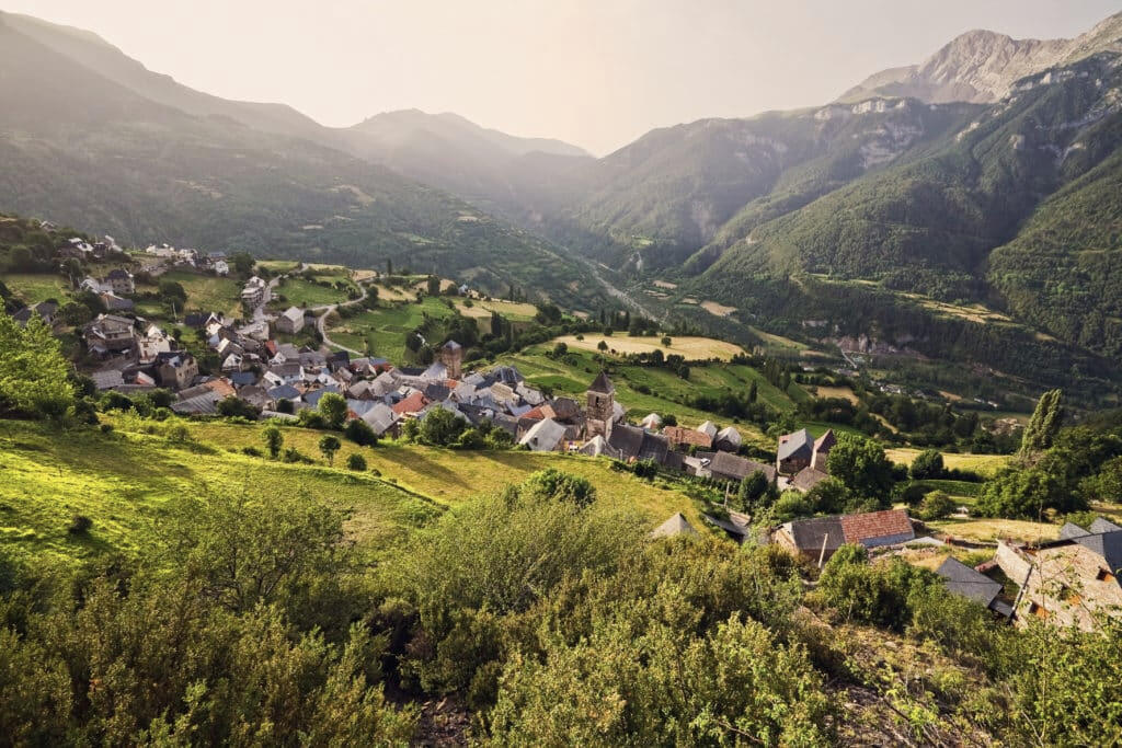 Valle de Gistaín, turismo en Gistaín, senderismo en Gistaín, actividades al aire libre Gistaín, rutas de montaña Gistaín, naturaleza en Gistaín, pueblos de montaña Gistaín, vacaciones en Gistaín, pirineos aragoneses, excursiones Gistaín, alojamiento en Gis