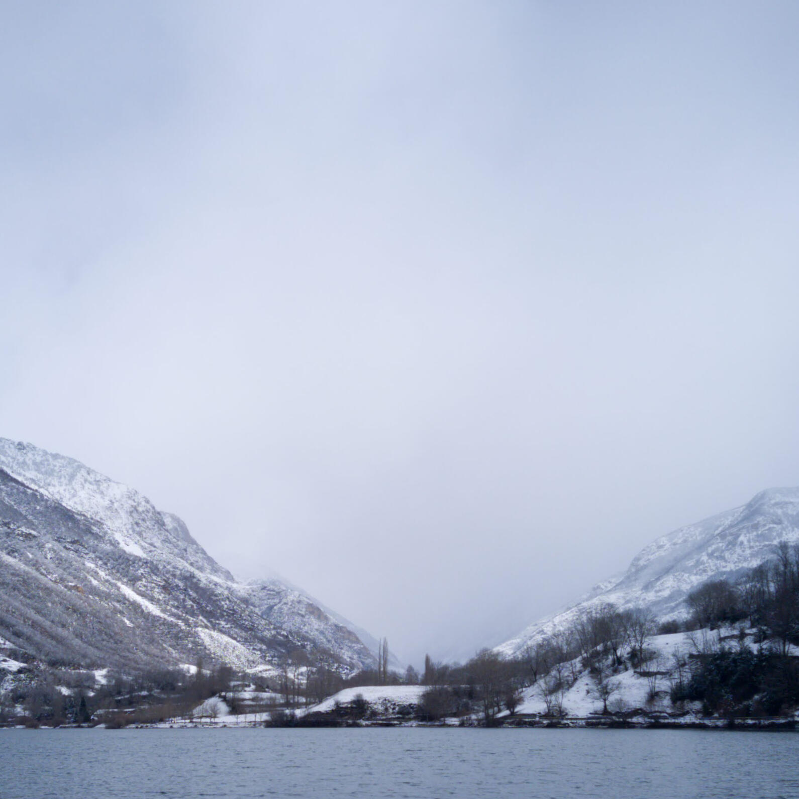 Somos un equipo de profesionales dedicados a crear experiencias inolvidables. Amantes de la aventura y la sofisticación, trabajamos arduamente para ofrecerte un tour exclusivo, donde cada detalle está cuidadosamente planificado para superar tus expectativa